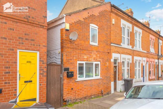 2 bed property, in Montague Road, £180,000