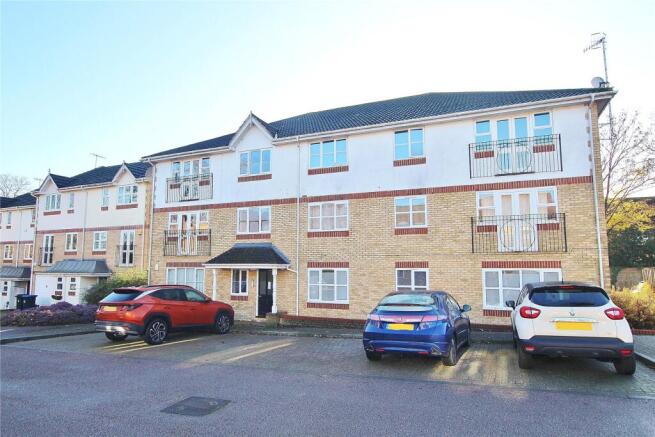 2 bed property, in Alexandra Gardens, £265,000