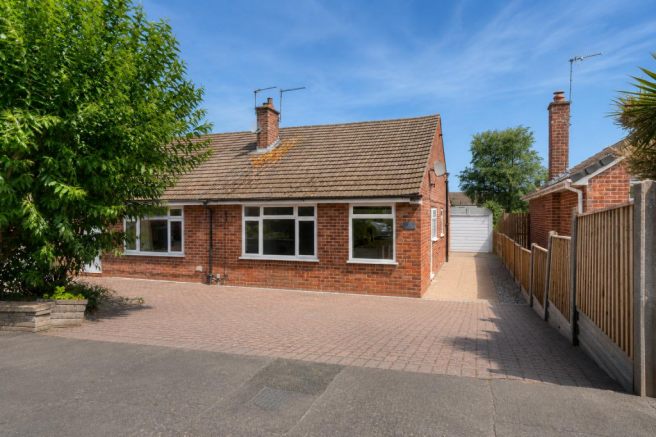2 bed property, in Beech Avenue, £250,000
