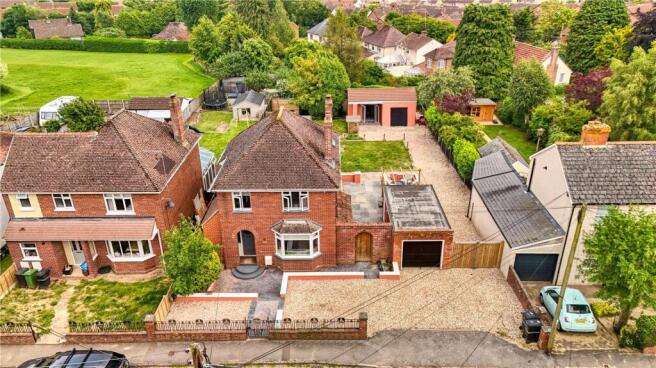 3 bed property, in Crimchard, £450,000