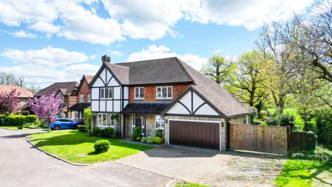 5 bed property, in Harwood Park, £850,000