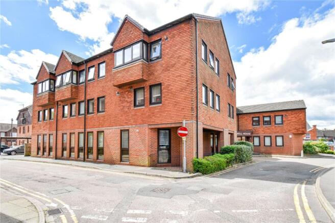 2 bed property, in Pembroke Road, £230,000