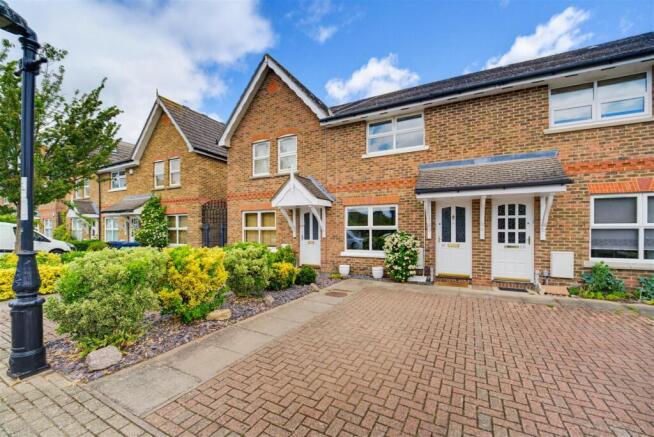 2 bed property, in Billets Hart Close, £650,000