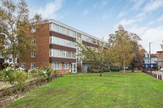 3 bed property, in Atherton Court Eton SL4, £385,000