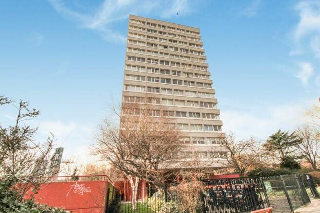2 bed property, in Lincoln Court, £300,000