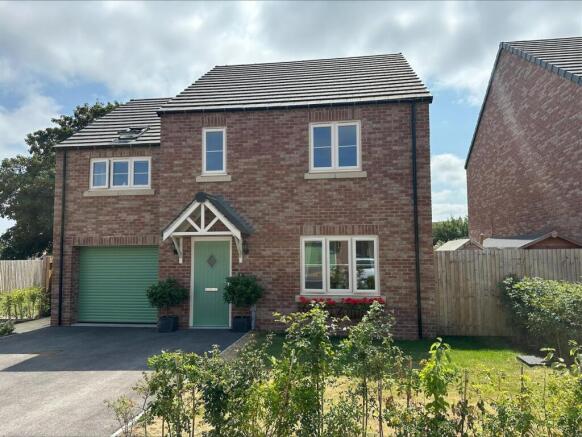 3 bed property, in Broad Ford Drive, £495,000