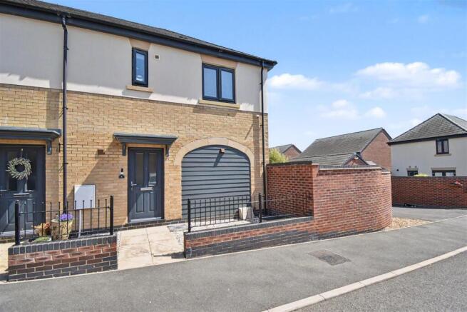 2 bed property, in NN17, £225,000