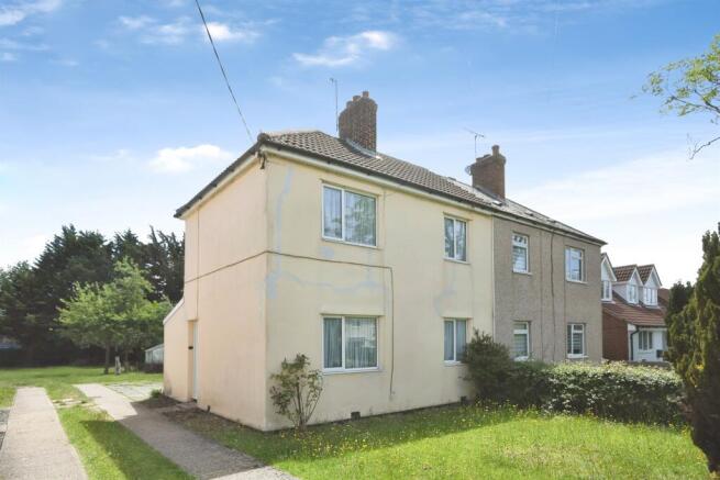 2 bed property, in Main Road, £270,000