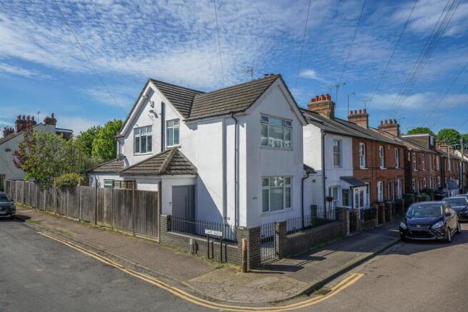 3 bed property, in Castle Road, £795,000