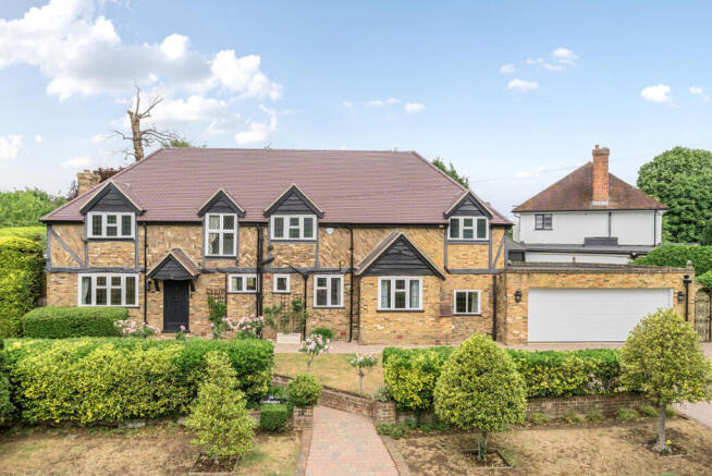 5 bed property, in Esher Place Avenue, £1,999,000