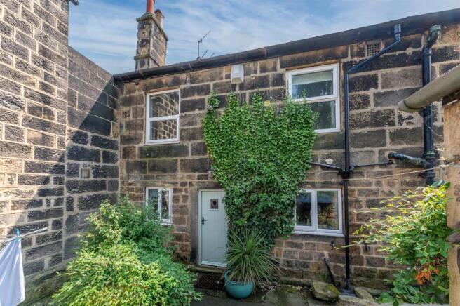 2 bed property, in Chapel Row, £225,000
