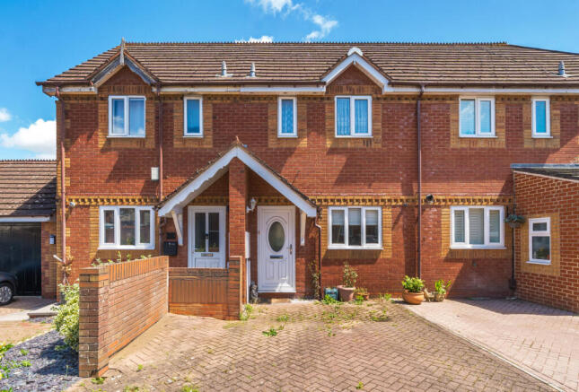 2 bed property, in Troon Drive, £250,000