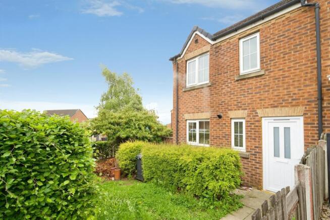 3 bed property, in Chestnut Crescent, £100,000