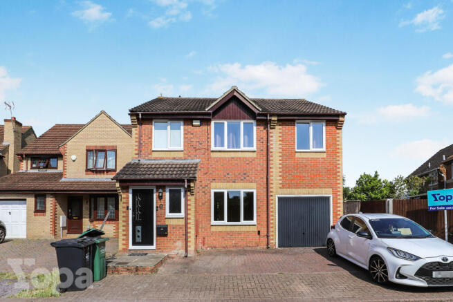 4 bed property, in Chambers Close, £600,000