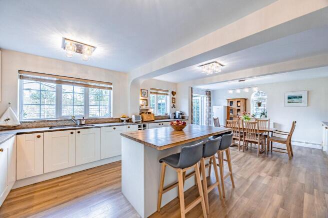 5 bed property, in Gleneagles Road, £725,000
