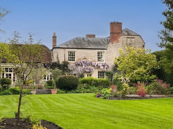 6 bed property, in Lovington, £1,750,000