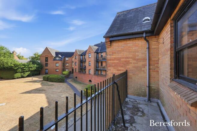 1 bed property, in Chelmsford Road, £160,000