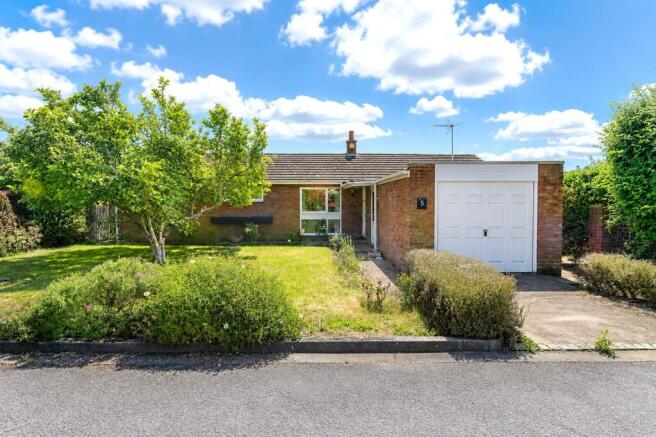 3 bed property, in Chestnut Crescent, £545,000