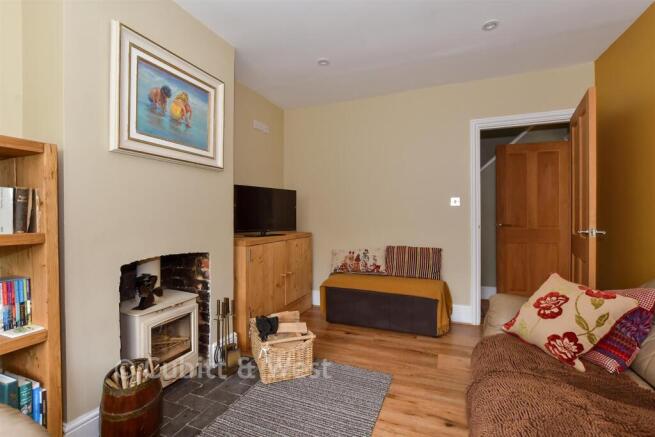 3 bed property, in Dunsfold Road, £550,000