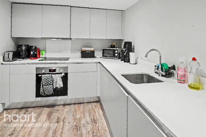 1 bed property, in Parkway, £250,000