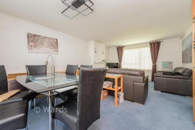 3 bed property, in Manor Forstal, £275,000