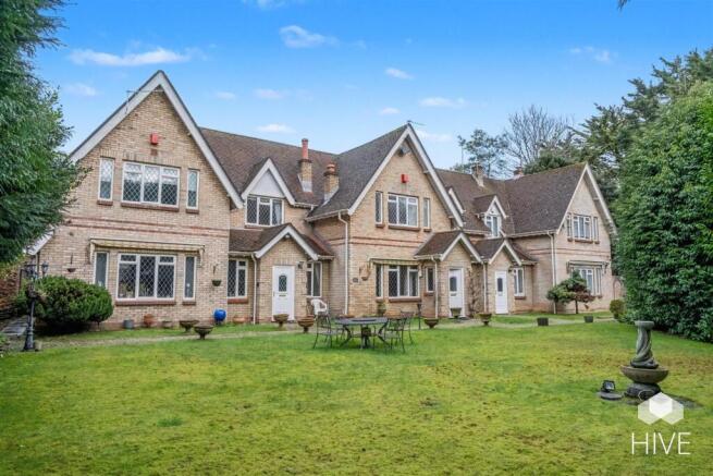 2 bed property, in Manor Road, £325,000