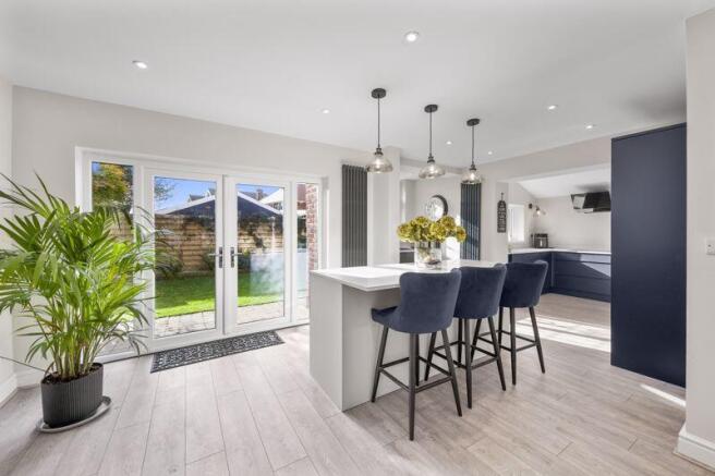 3 bed property, in Broomfield Avenue, £325,000
