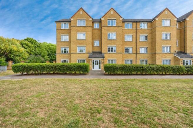 2 bed property, in Henley Road, £140,000