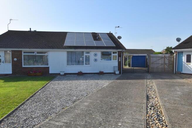2 bed property, in Aspen Close, £269,950