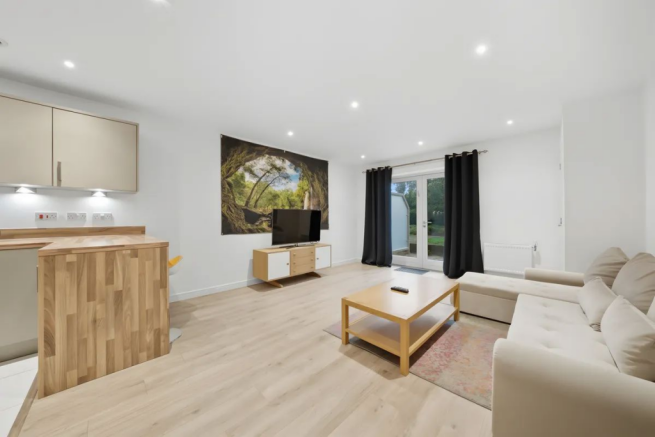 1 bed property, in Kingston Road, £315,000