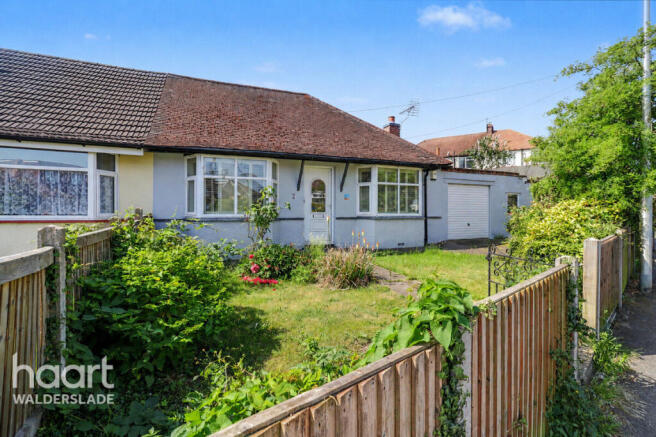 2 bed property, in Bradfields Avenue, £280,000