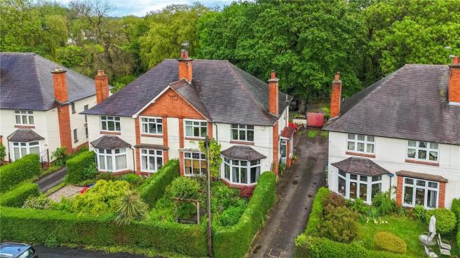 4 bed property, in The Oval, £400,000