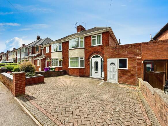 3 bed property, in Deyncourt Road, £230,000