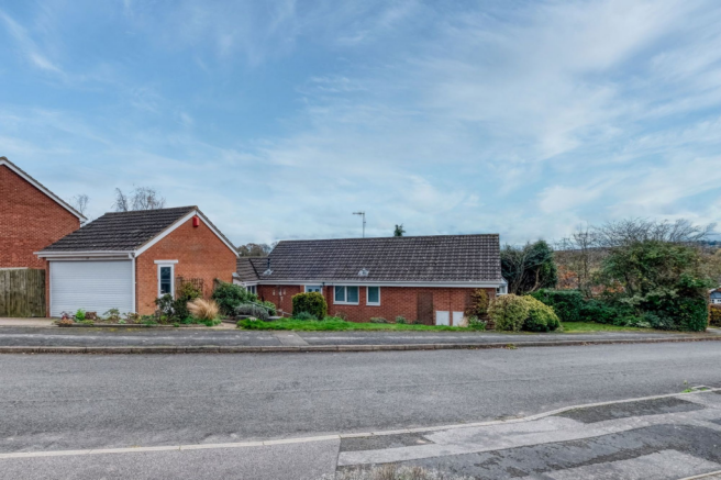 3 bed property, in Radway Close, £315,000