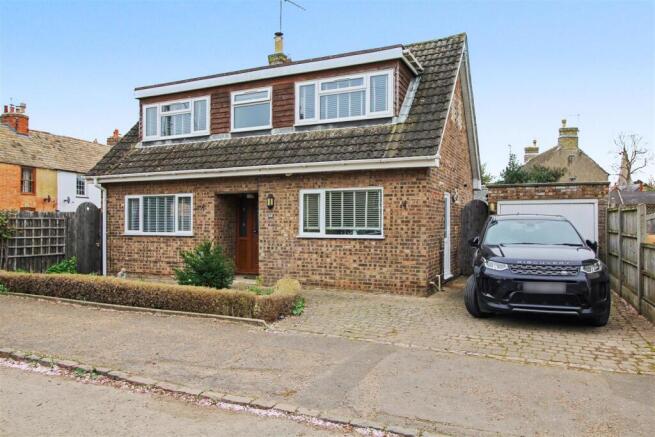 2 bed property, in NN14, £290,000