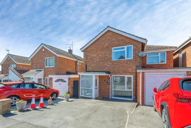 3 bed property, in Gladstone Close, £280,000