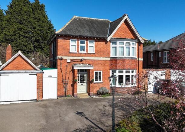 3 bed property, in Reddings, £650,000