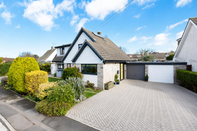 4 bed property, in Mendip Road, £590,000