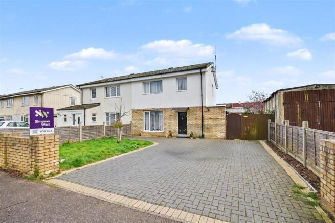 3 bed property, in NN17, £258,500