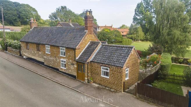 2 bed property, in School Hill, £270,000