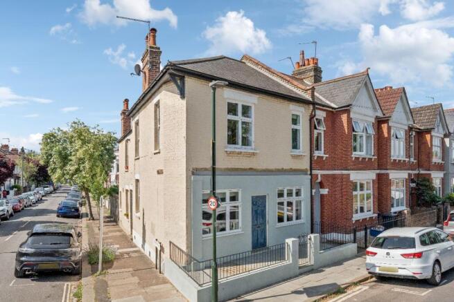 3 bed property, in South Worple Way, £925,000