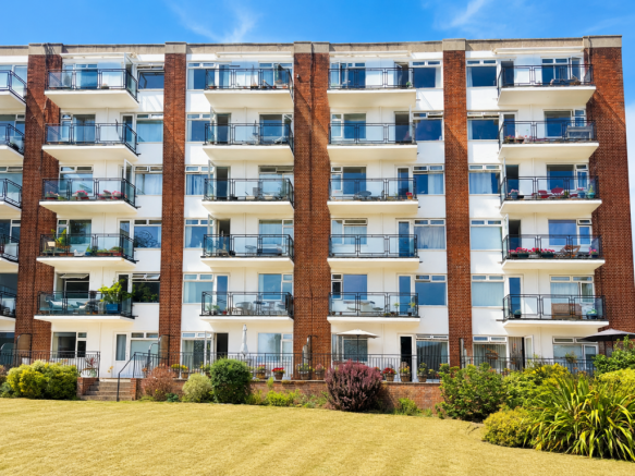 2 bed property, in Churchfield Court, £220,000