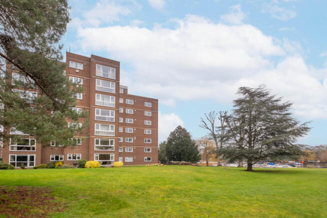 2 bed property, in Broom Park, £525,000