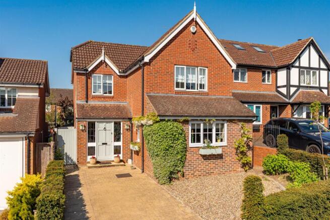 3 bed property, in Stoat Close, £700,000