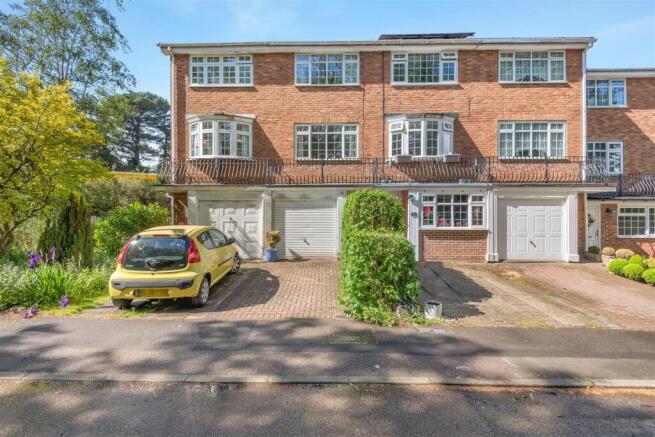 3 bed property, in Lakeside, £300,000
