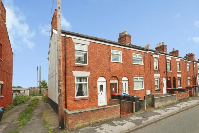 2 bed property, in Dingle Lane, £150,000