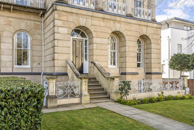 2 bed property, in Queens Parade, £375,000
