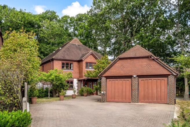 4 bed property, in Oak Way, £950,000