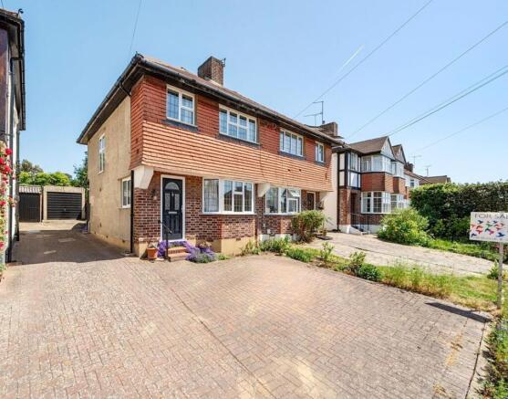 3 bed property, in Parklawn Avenue, £600,000