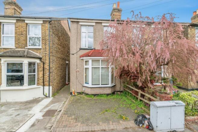 2 bed property, in Douglas Road, £425,000